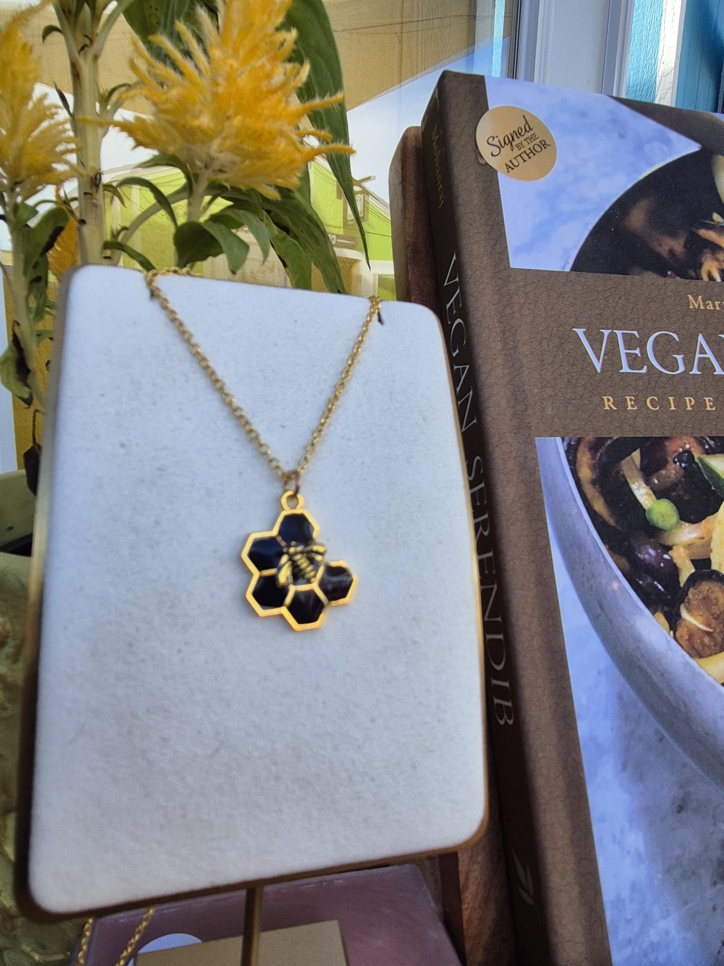 Black resin with bee necklace (5 circle)
