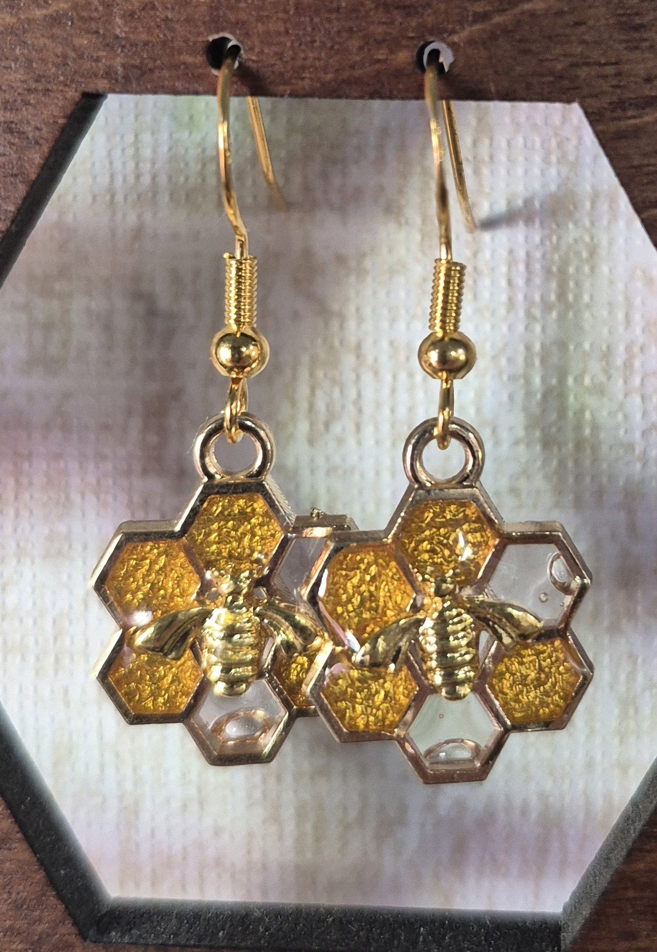 Clear  and amber resin honeycomb and bee necklace and earring (6 c)