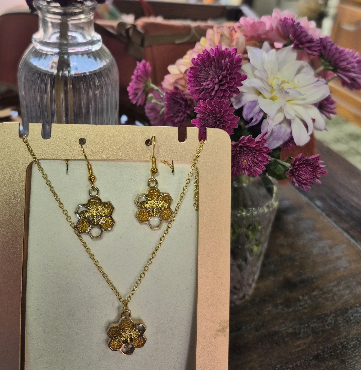 Clear  and amber resin honeycomb and bee necklace and earring (6 c)