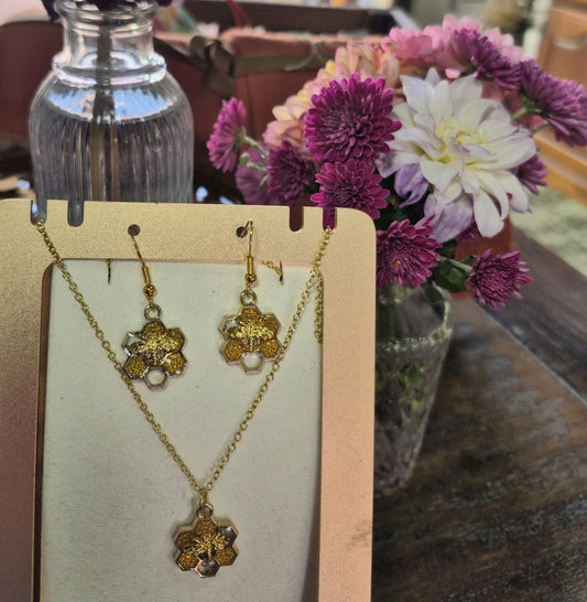 Clear  and amber resin honeycomb and bee necklace and earring (6 c)