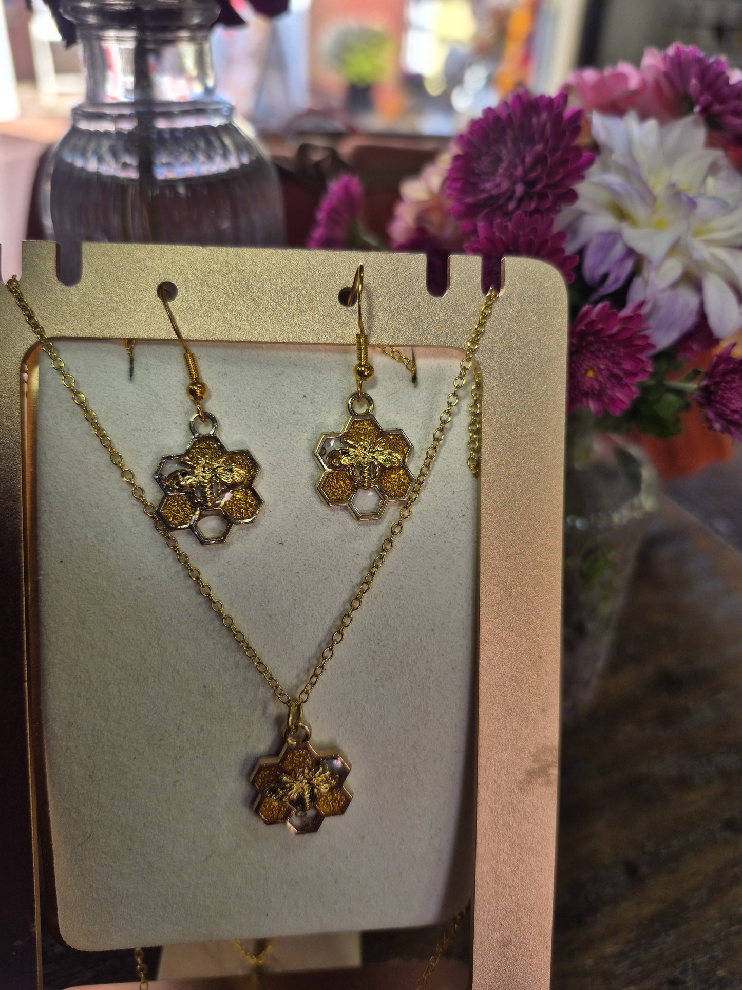 Clear  and amber resin honeycomb and bee necklace and earring (6 c)