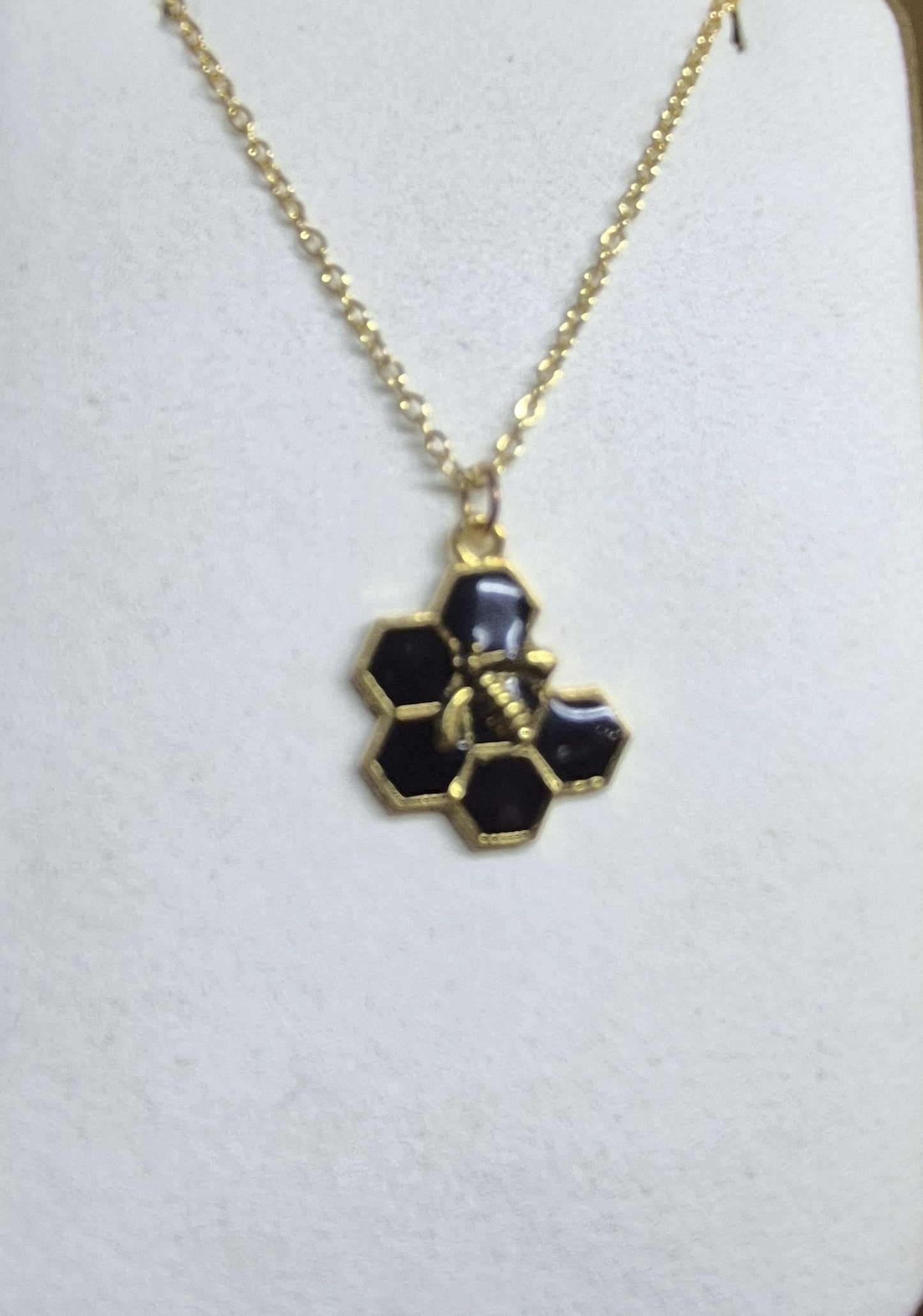 Black resin with bee necklace (5 circle)
