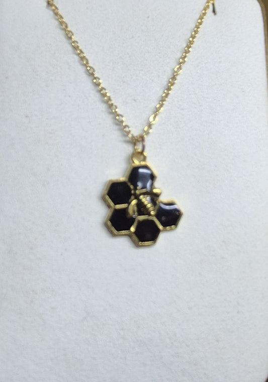 Black resin with bee necklace (5 circle)