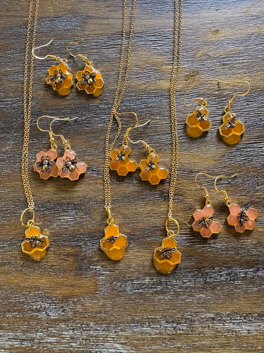 Dripping honey 5 honeycomb and bee necklace (orange)
