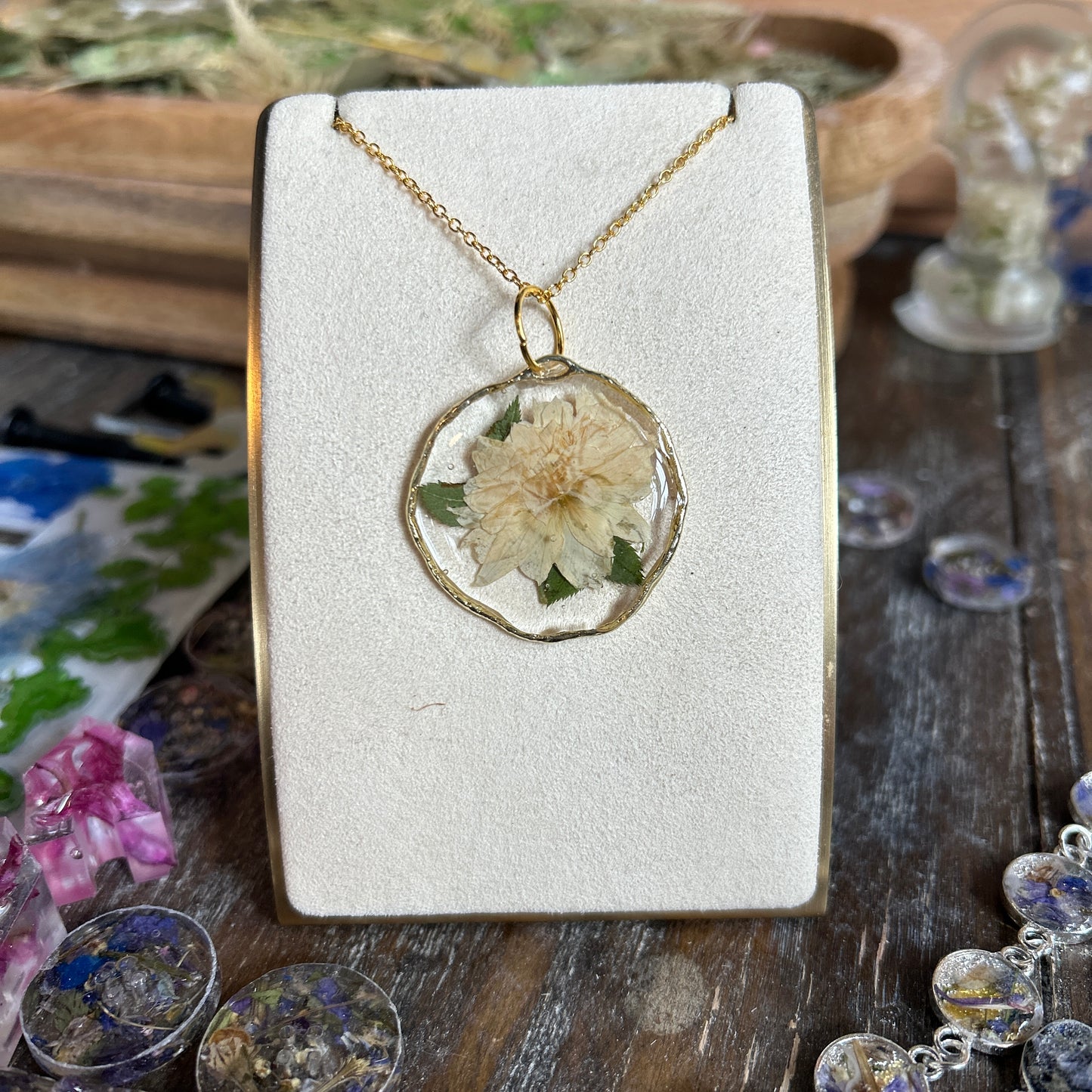 White flower gold necklace