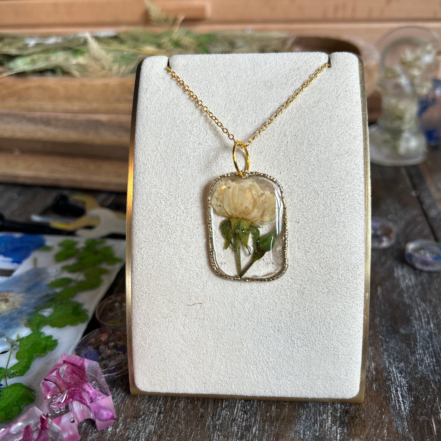 White flower gold necklace 2