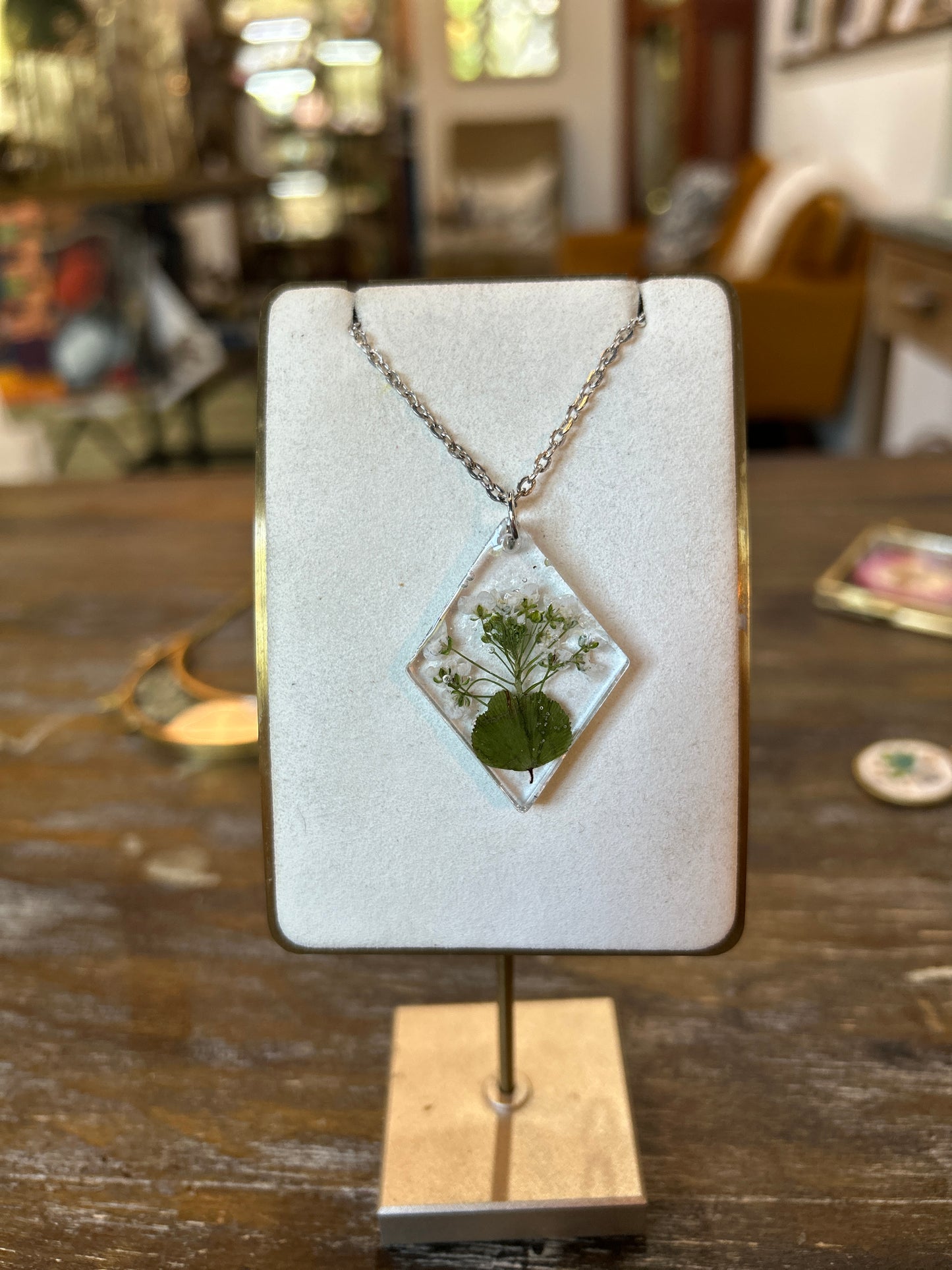 Resin Botanical Necklace - White Flower Diamond