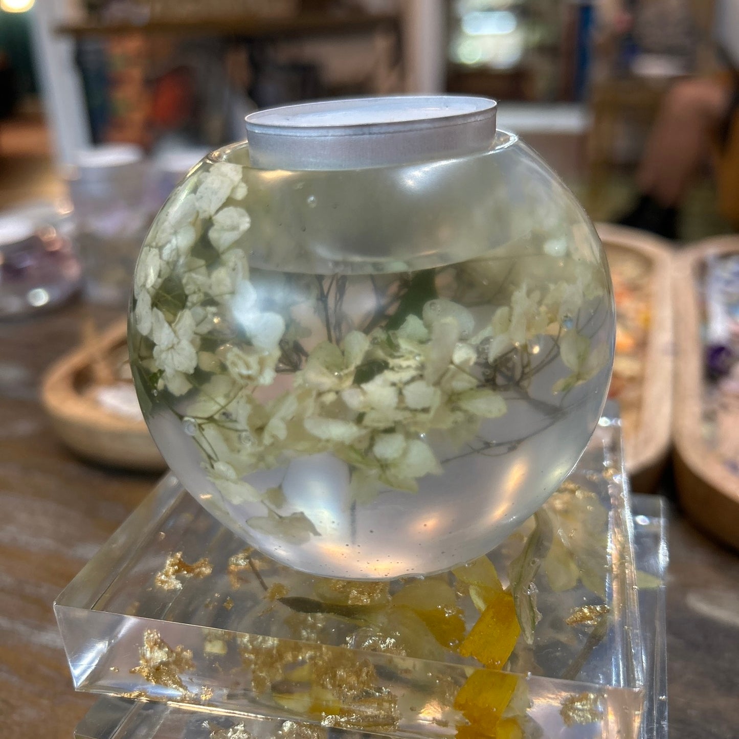 Resin tea light - Spherical, white flowers