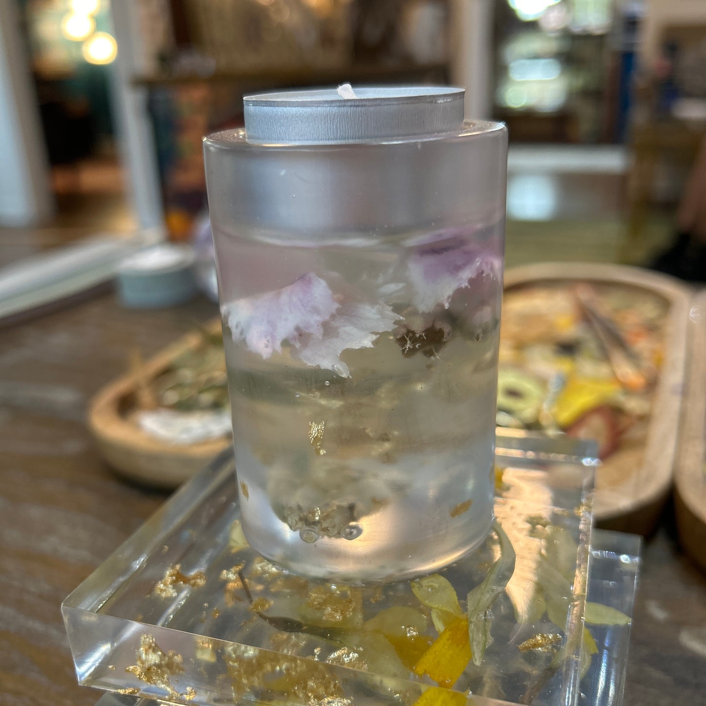 Resin tea light - Cylindrical, purple flowers, gold flakes