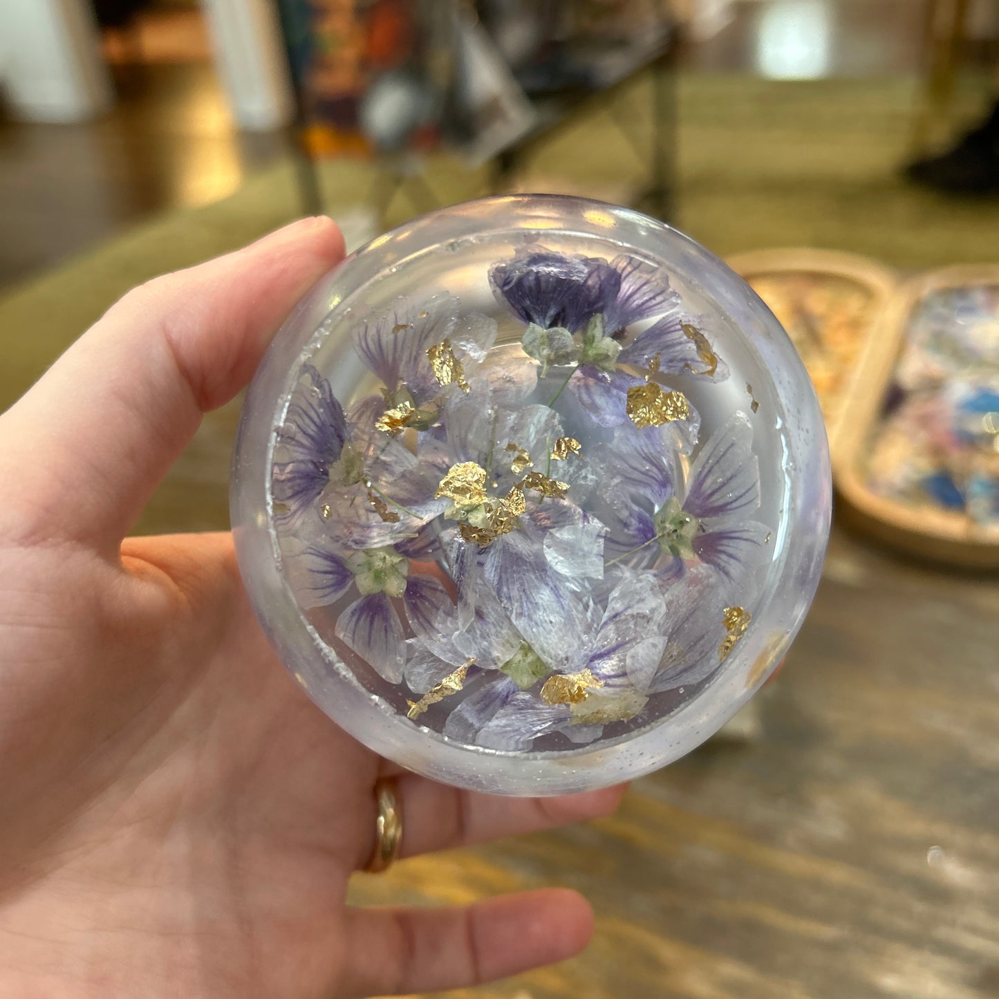 Resin tea light - Spherical, purple flowers, gold flakes