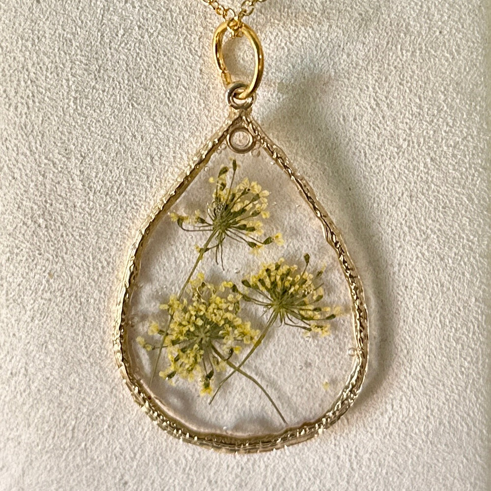 Gold-framed botanical necklace (yellow) 3