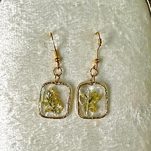 Gold-framed botanical earrings in golden (pair 4)