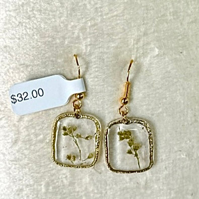 Gold-framed botanical earrings in golden (pair 2)
