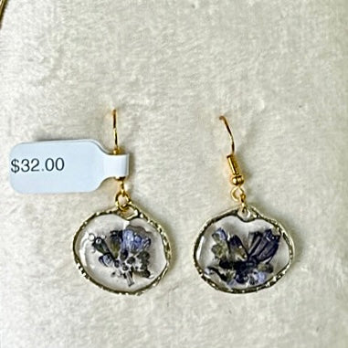 Gold-framed botanical earrings (purple)