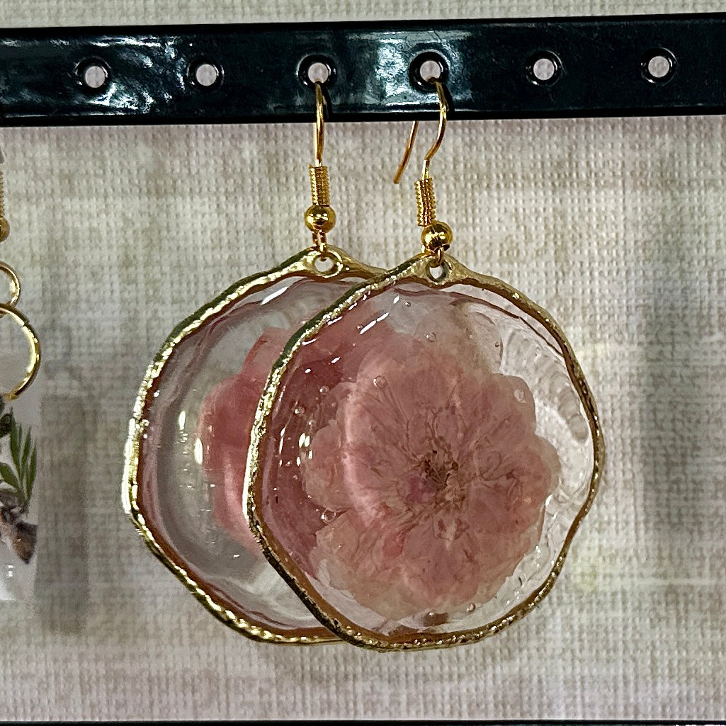 Gold-framed botanical earrings in pink