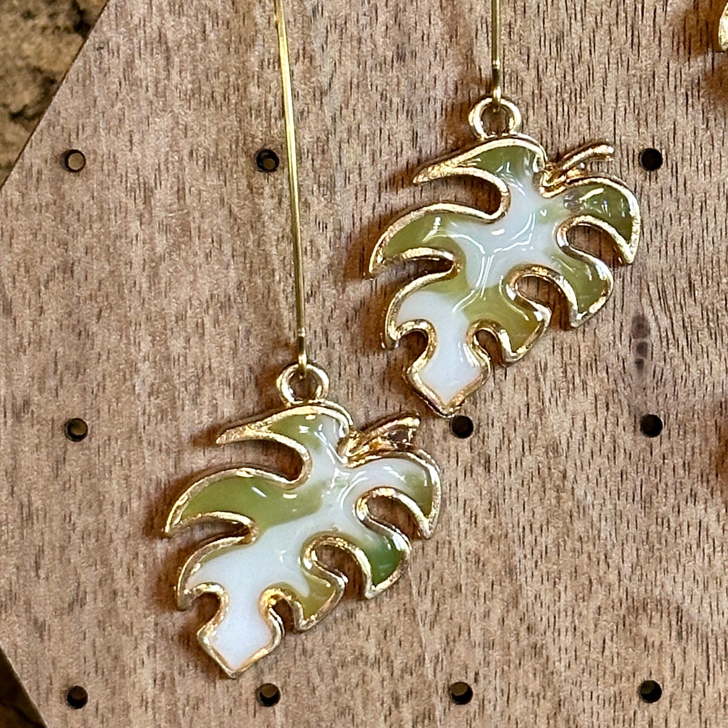 Monstera earrings 1