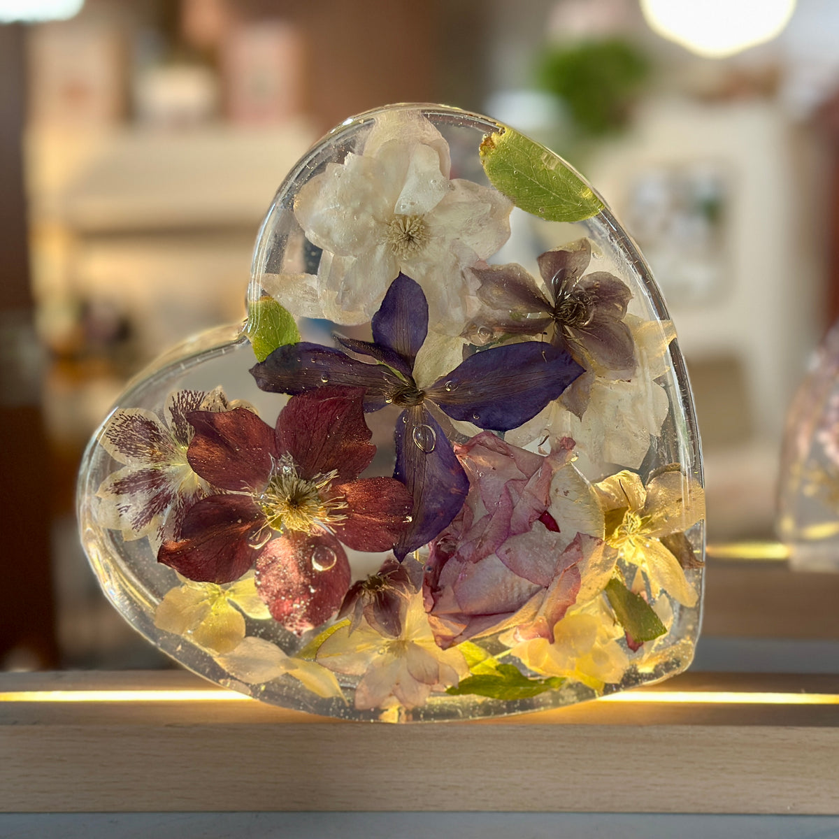 Clematis resin heart (large)