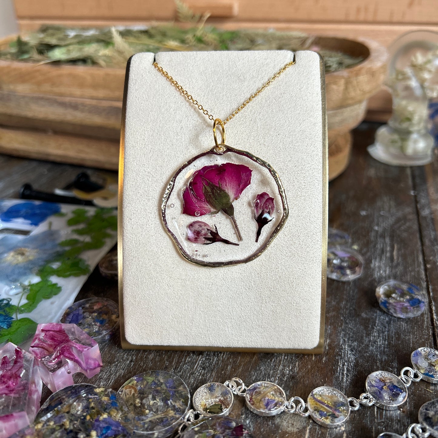 Three pink flowers necklace