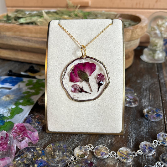 Three pink flowers necklace
