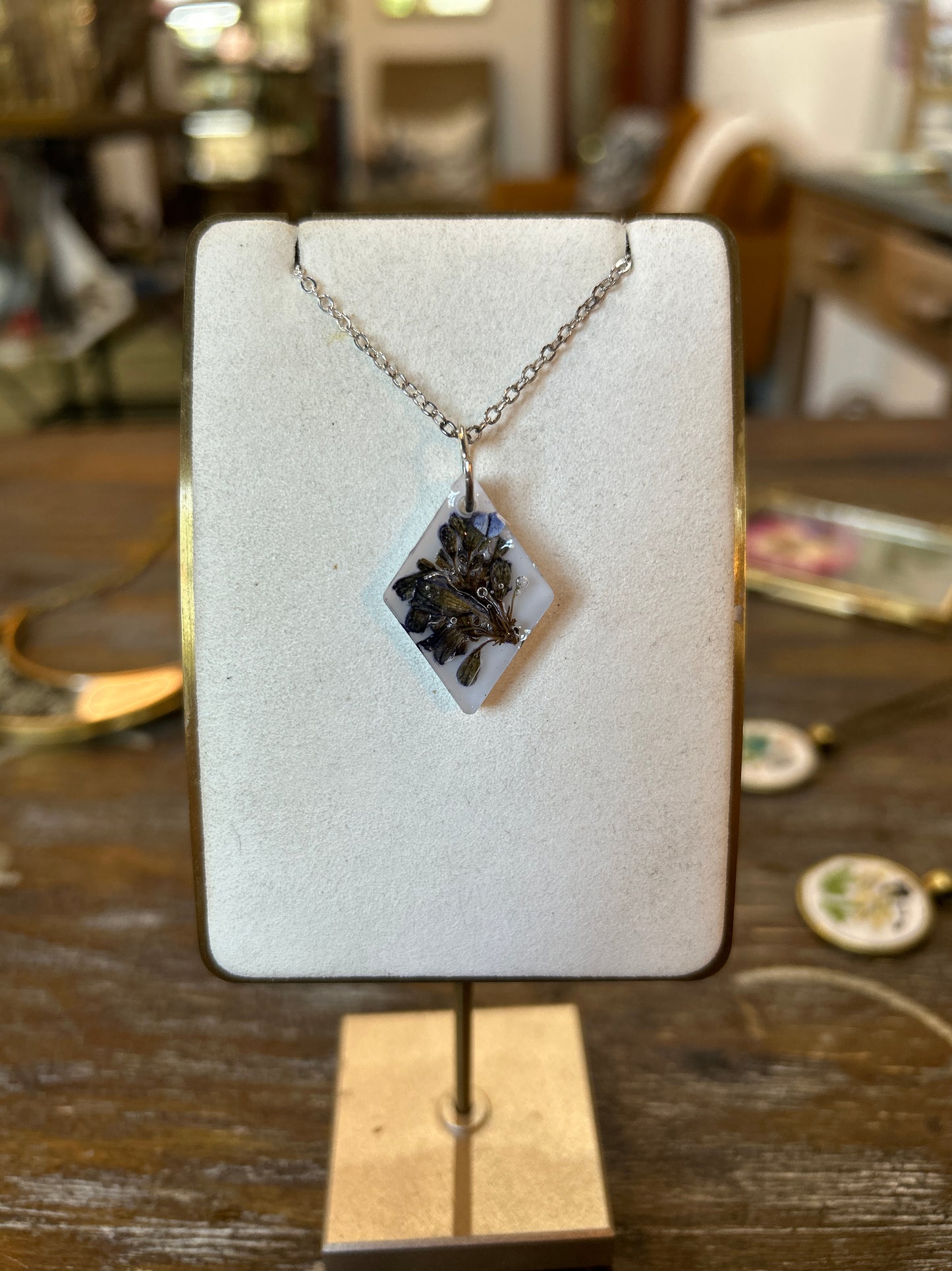 Resin Botanical Necklace - Purple & White Diamond