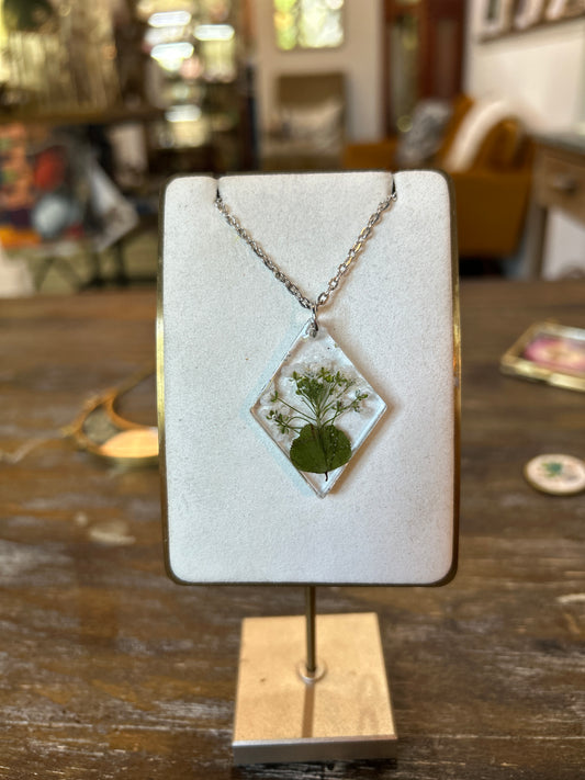 Resin Botanical Necklace - White Flower Diamond