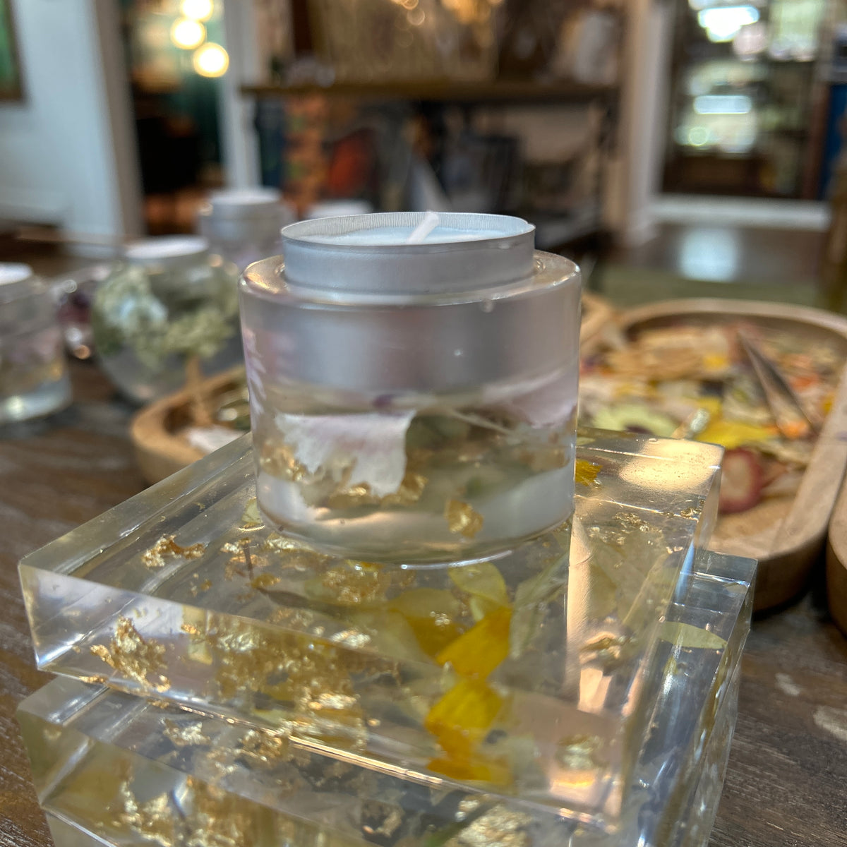 Resin tea light - cylindrical, medium, purple flowers, gold flakes