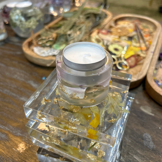 Resin tea light - cylindrical, medium, purple flowers, gold flakes (Copy)