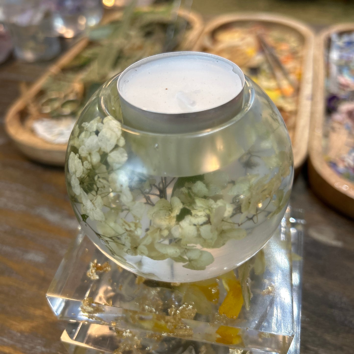 Resin tea light - Spherical, white flowers