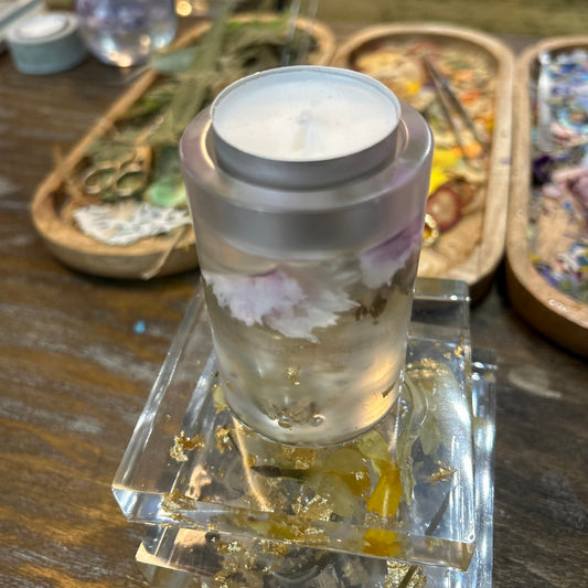Resin tea light - Cylindrical, purple flowers, gold flakes