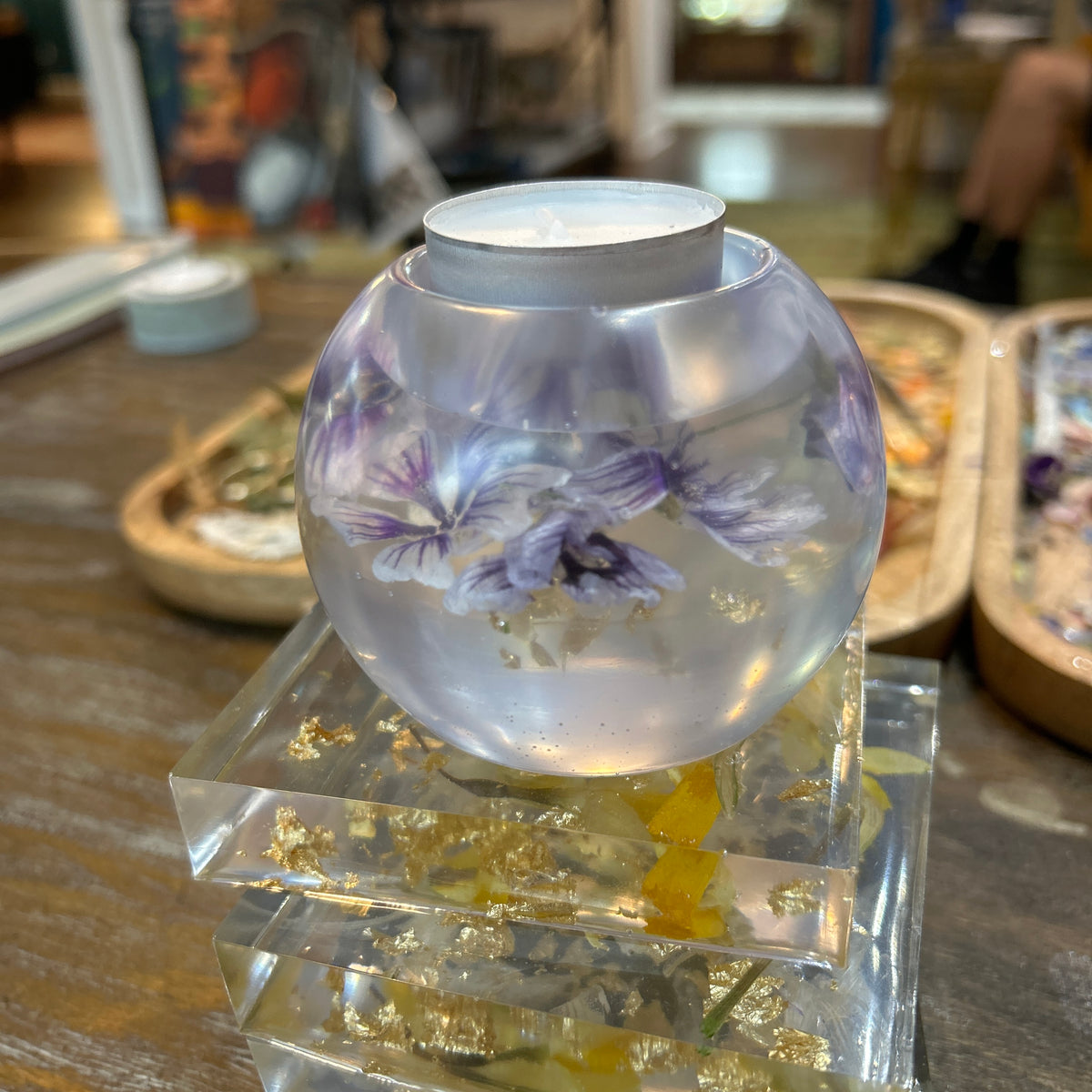 Resin tea light - Spherical, purple flowers, gold flakes
