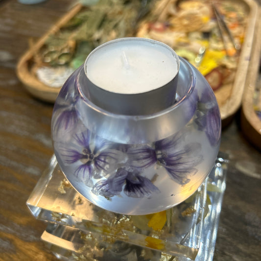 Resin tea light - Spherical, purple flowers, gold flakes