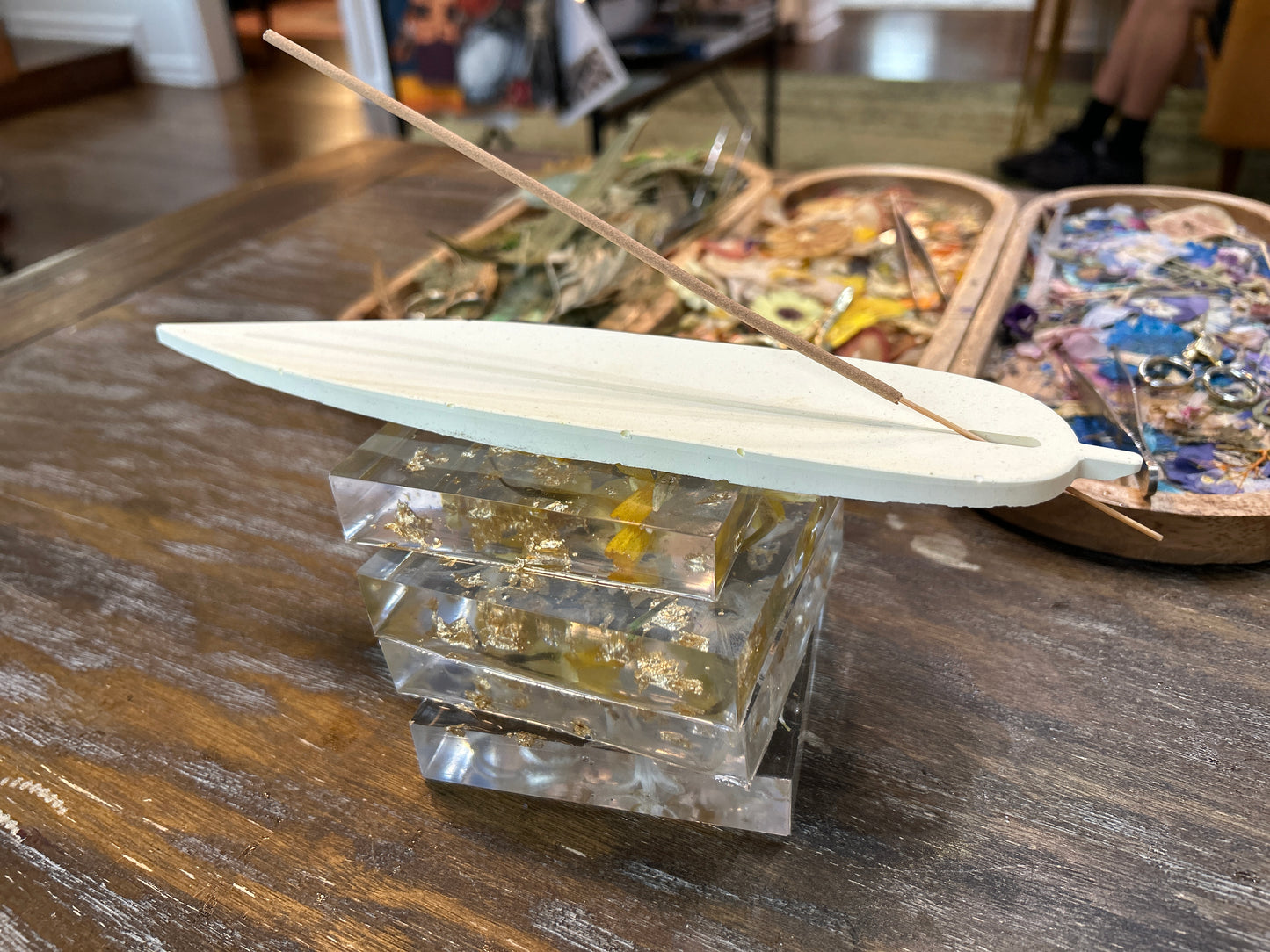 Ceramic leaf-shaped incense holder - yellow