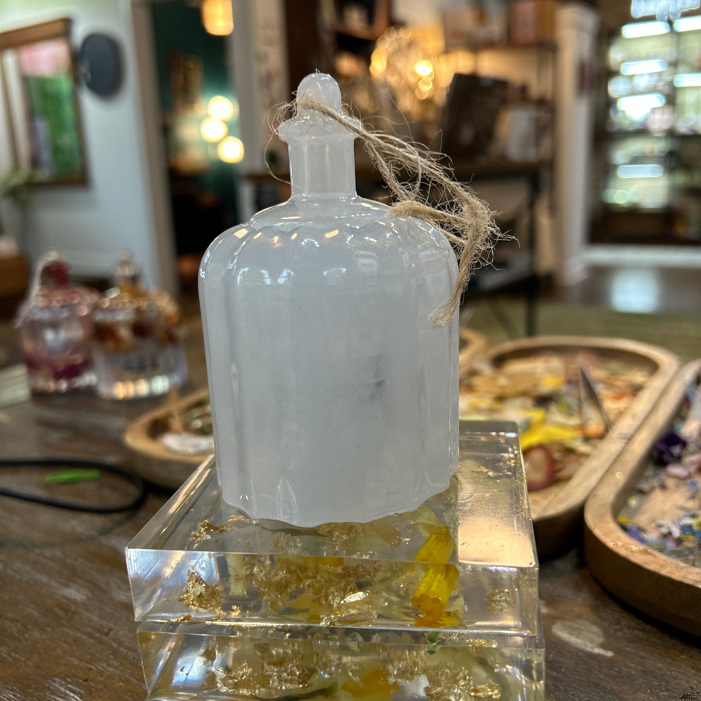 Resin flower lantern - white