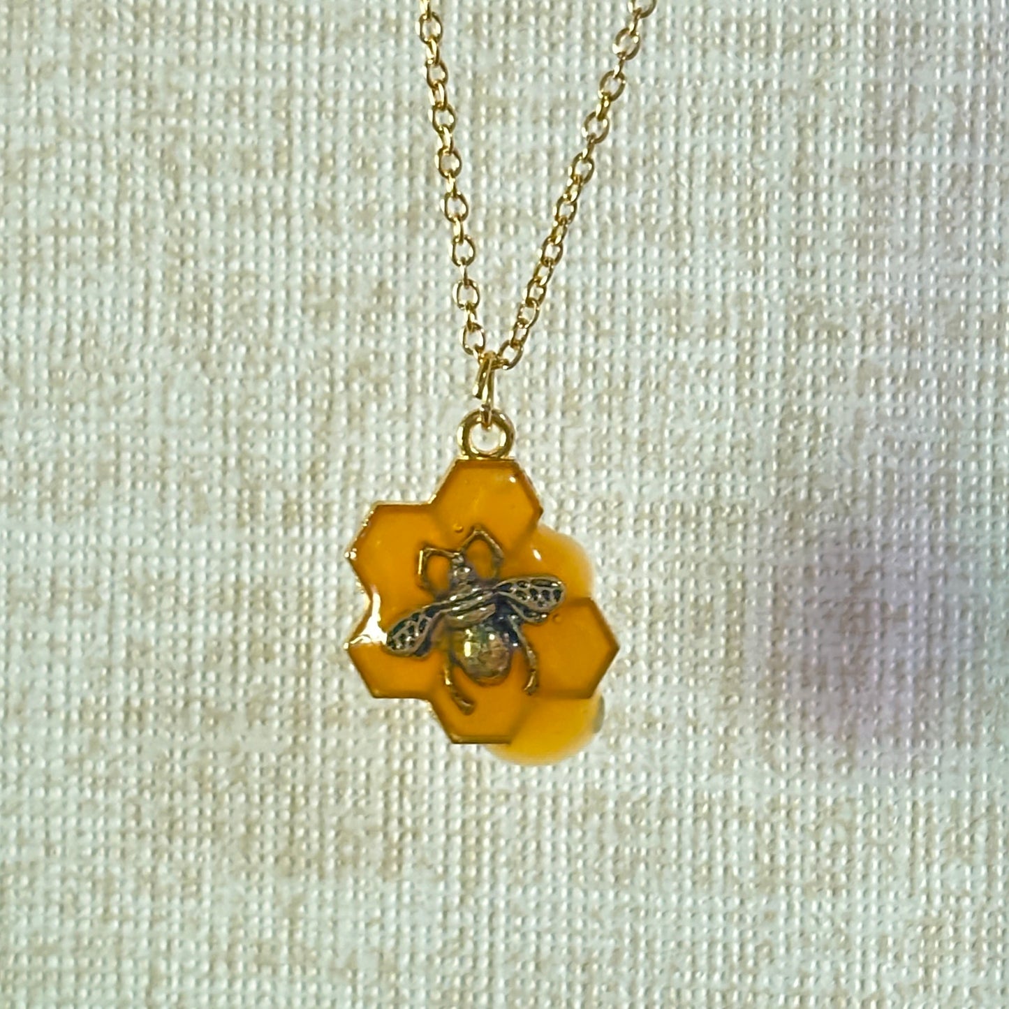 Amber dripping honey and bee necklace (6 hex)