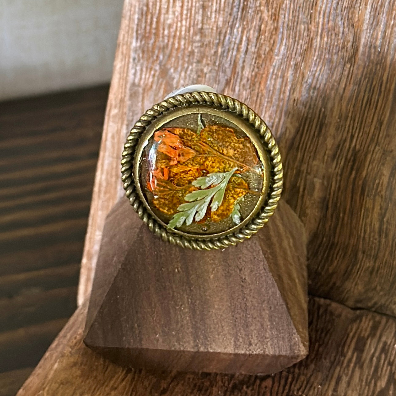 Autumn botanical ring in round, gold setting