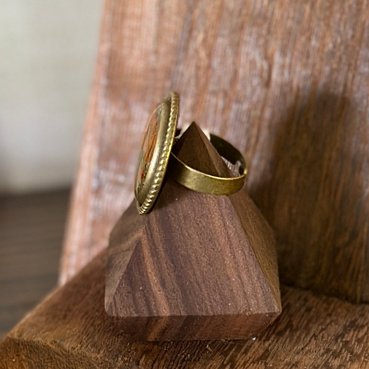 Autumn botanical ring in round, gold setting