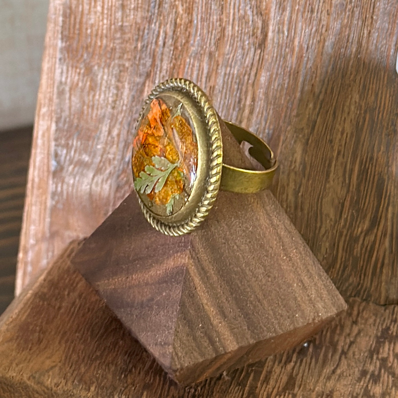 Autumn botanical ring in round, gold setting