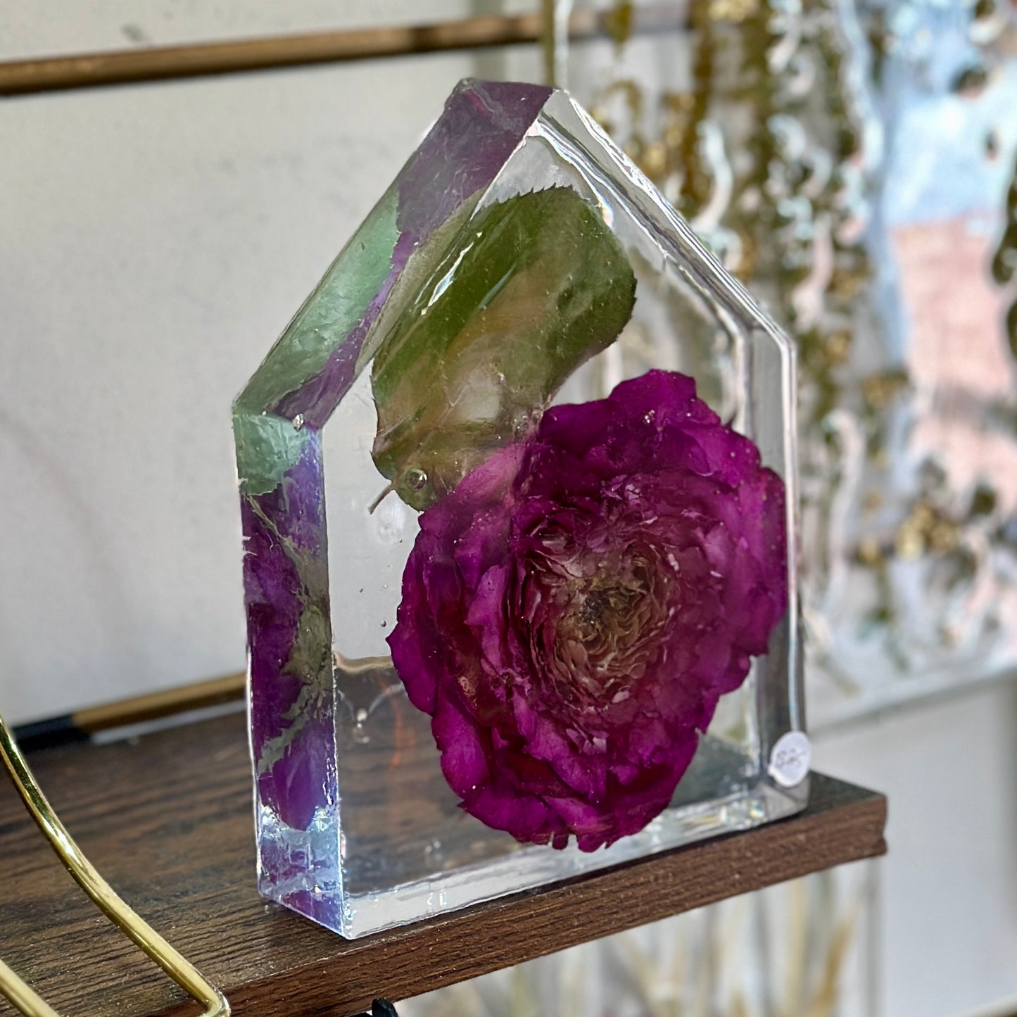 Single pink rose resin house