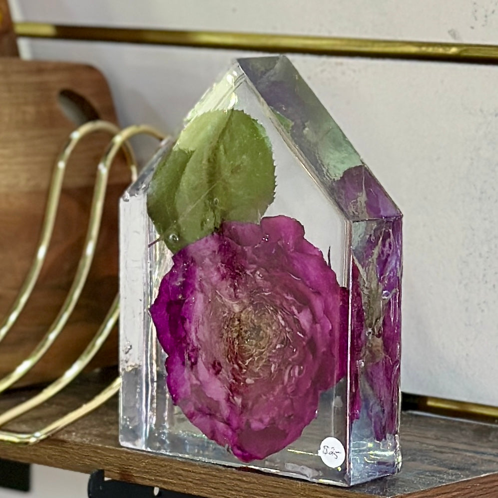 Single pink rose resin house