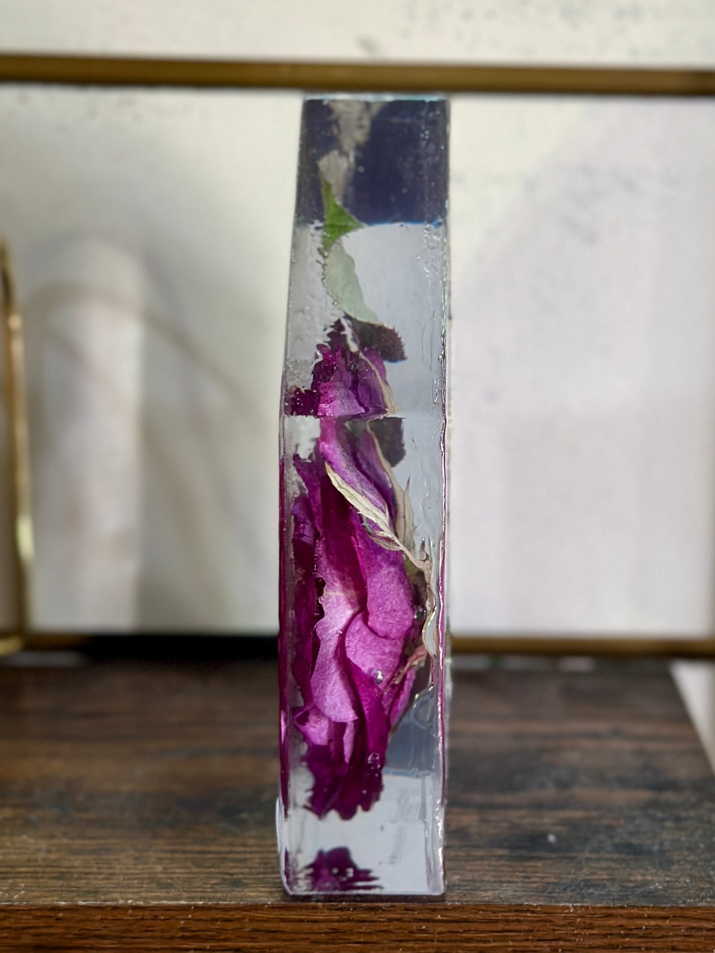 Single pink rose resin house