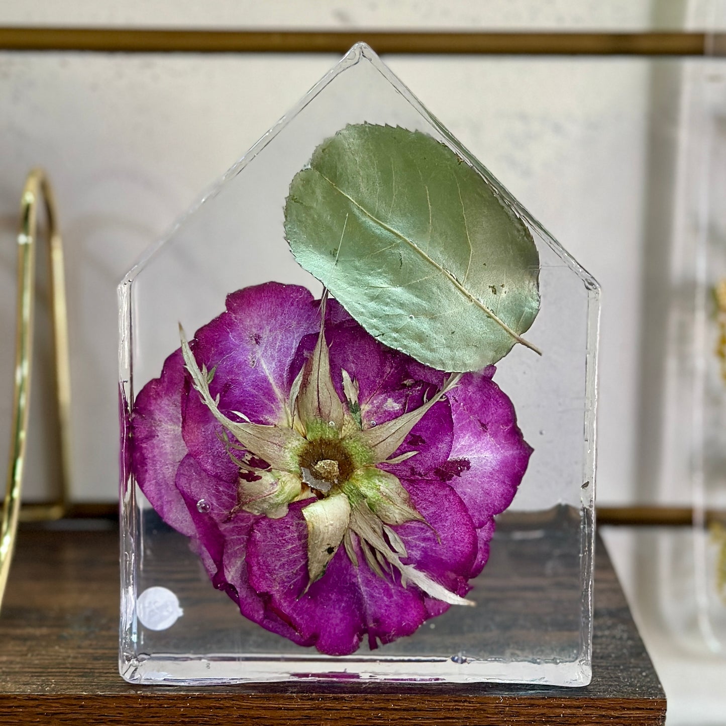 Single pink rose resin house