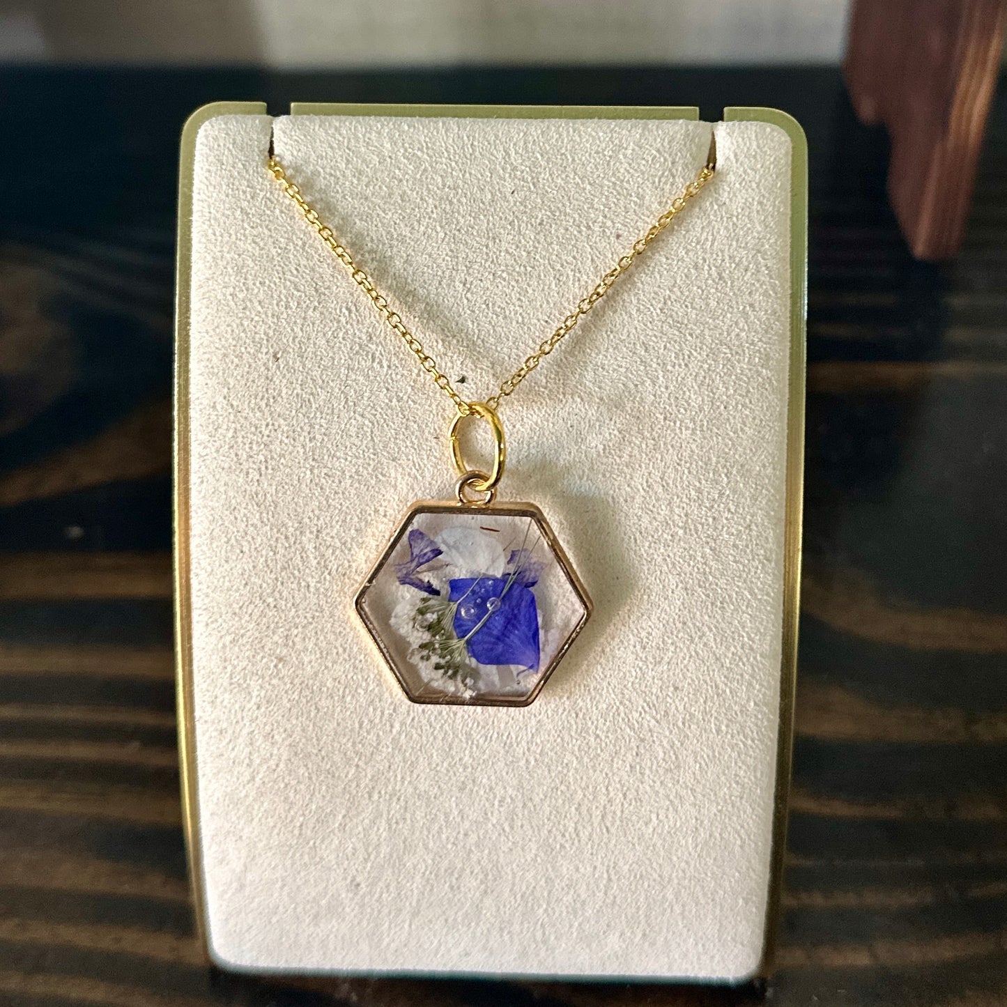 Geometric gold-framed botanical necklace (violet and white)