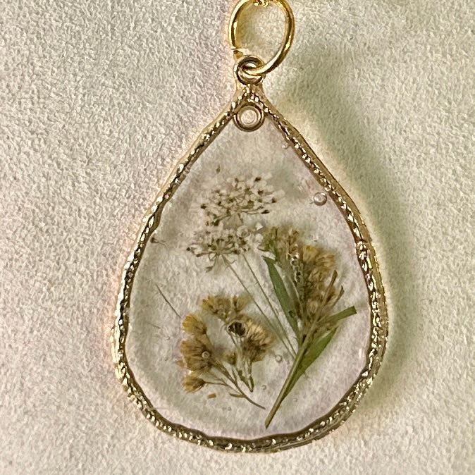 Gold-framed botanical necklace (yellow and white)