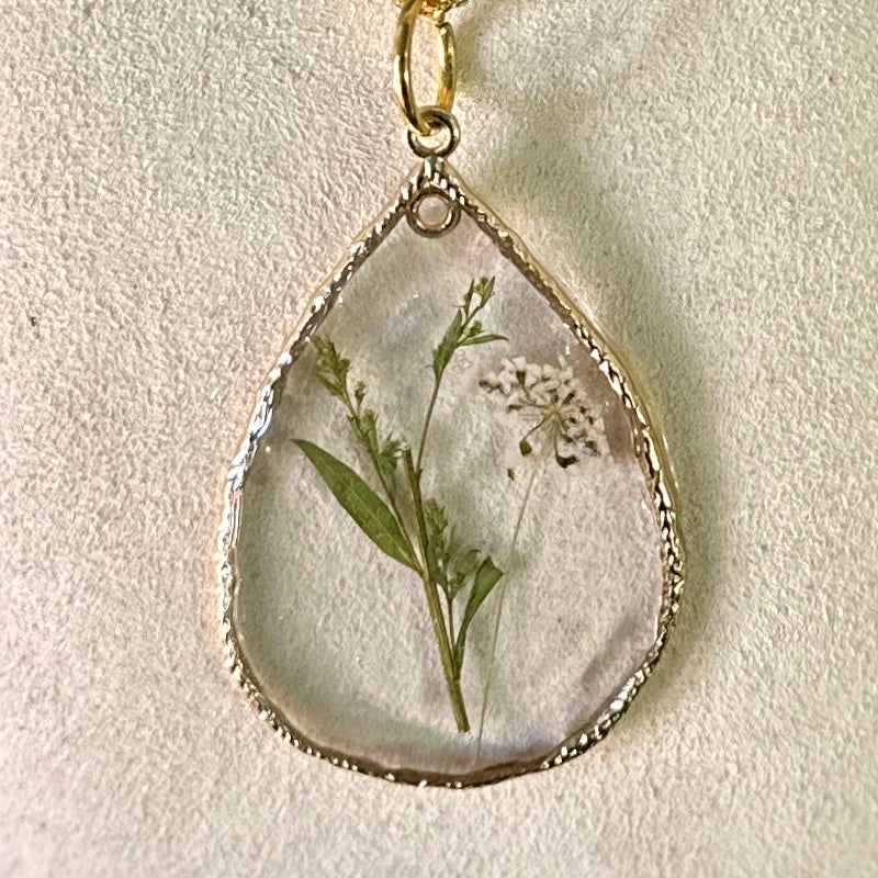 Gold-framed botanical necklace (white and green)