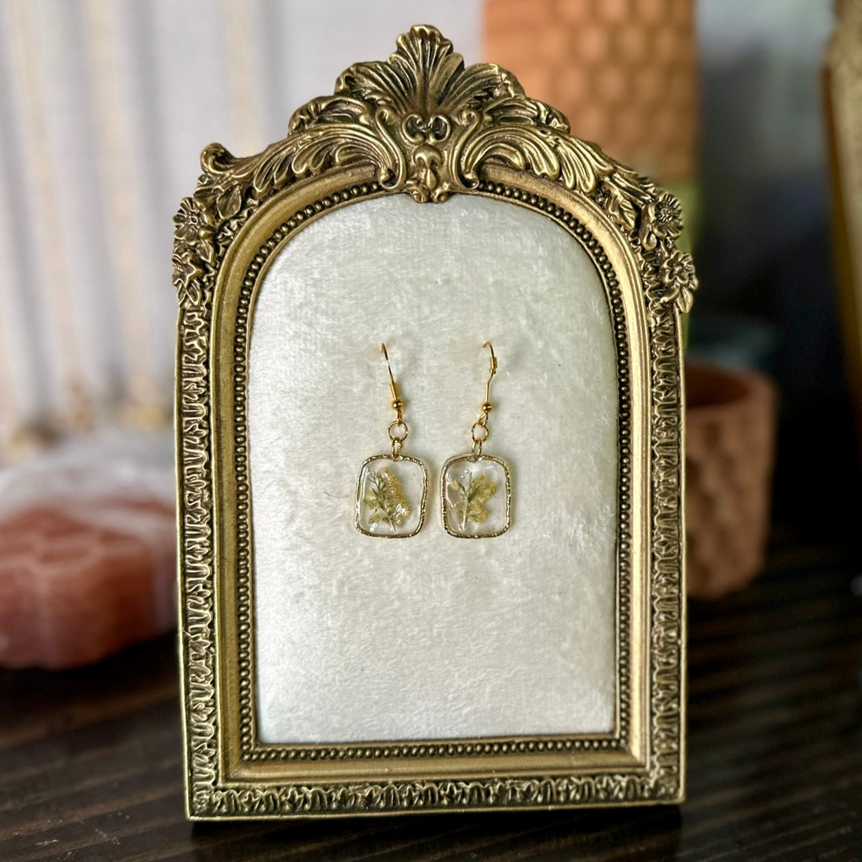 Gold-framed botanical earrings in golden (pair 4)