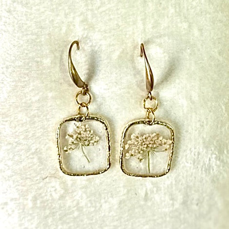 Gold-framed botanical earrings in golden (pair 3)