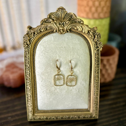 Gold-framed botanical earrings in golden (pair 3)