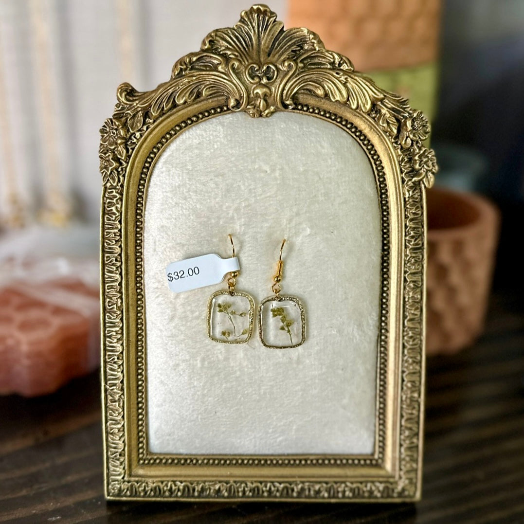Gold-framed botanical earrings in golden (pair 2)