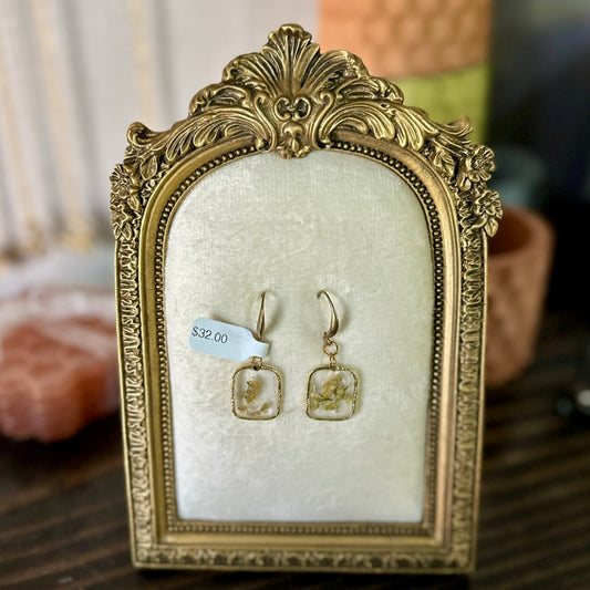 Gold-framed botanical earrings in golden (pair 1)