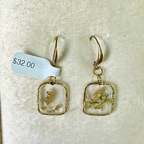 Gold-framed botanical earrings in golden (pair 1)